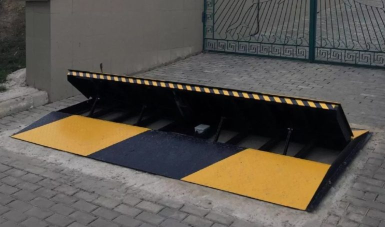 Противотаранные блокираторы и болларды: в чём разница и что эффективнее